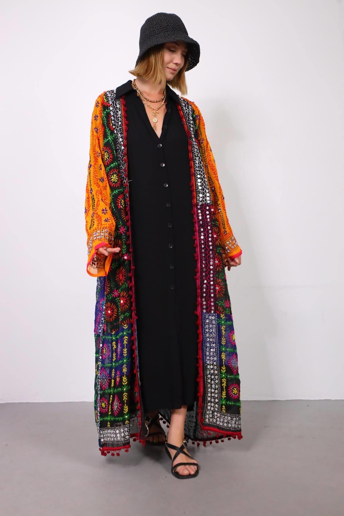  Renkli Pul İşlemeli Kenarları Ponponlu Bohem Kaftan