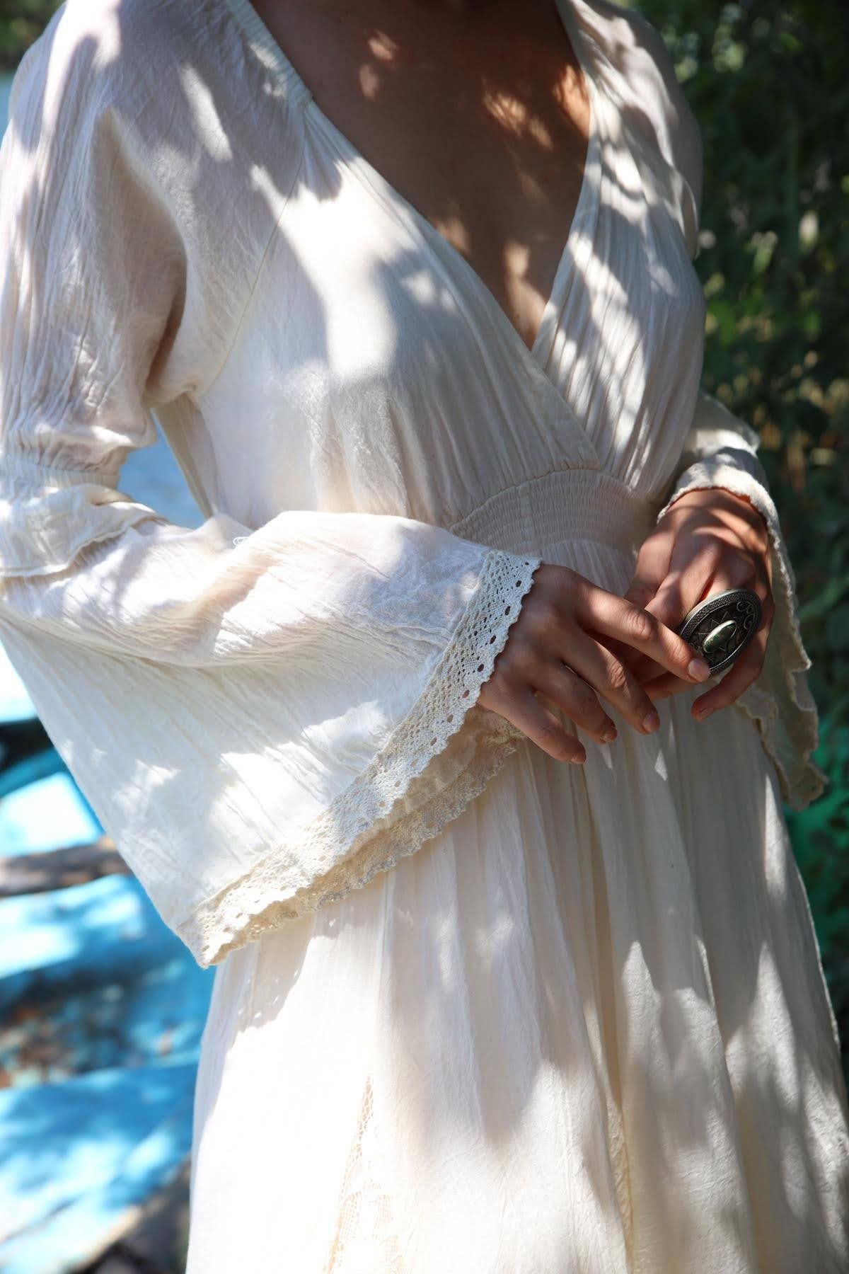 Ekru Volanlı Kruvaze Yaka Dantel Detaylı Elbise - Şaman Butik Ekru Volanlı Kruvaze Yaka Dantel Detaylı Elbise