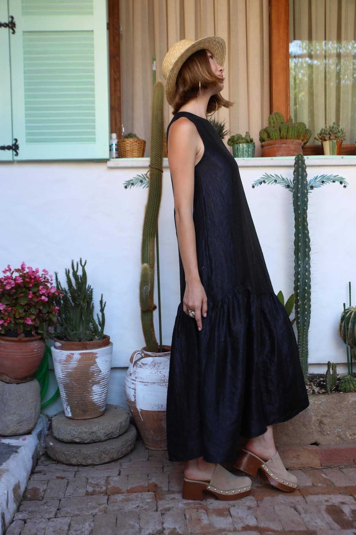 Siyah Bisiklet Yaka Eteği Fırfırlı Kolsuz Elbise - Şaman Butik Siyah Bisiklet Yaka Eteği Fırfırlı Kolsuz Elbise