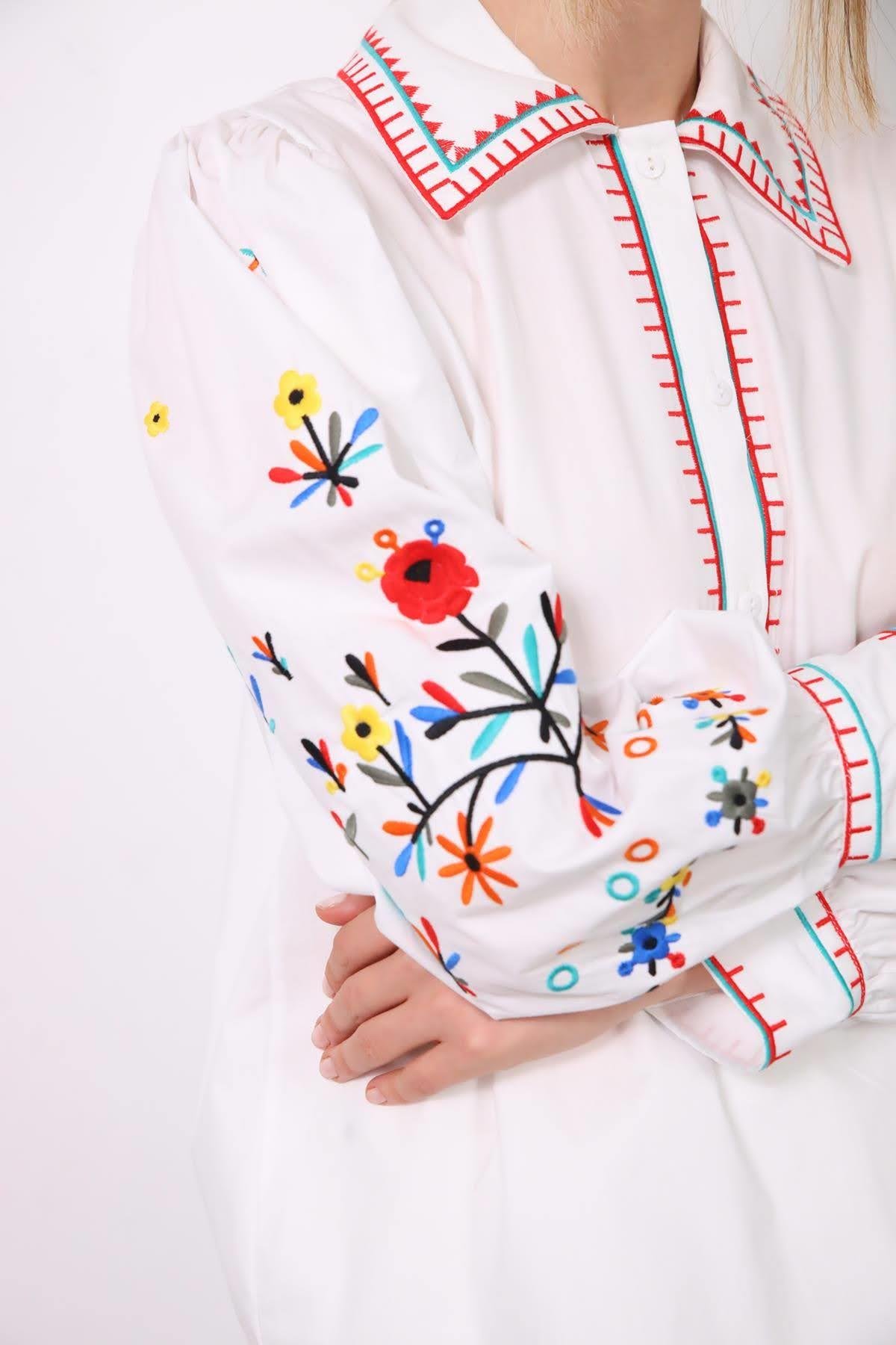  Beyaz Geniş Yakalı Renkli Nakışlı Yarım Düğmeli Gömlek