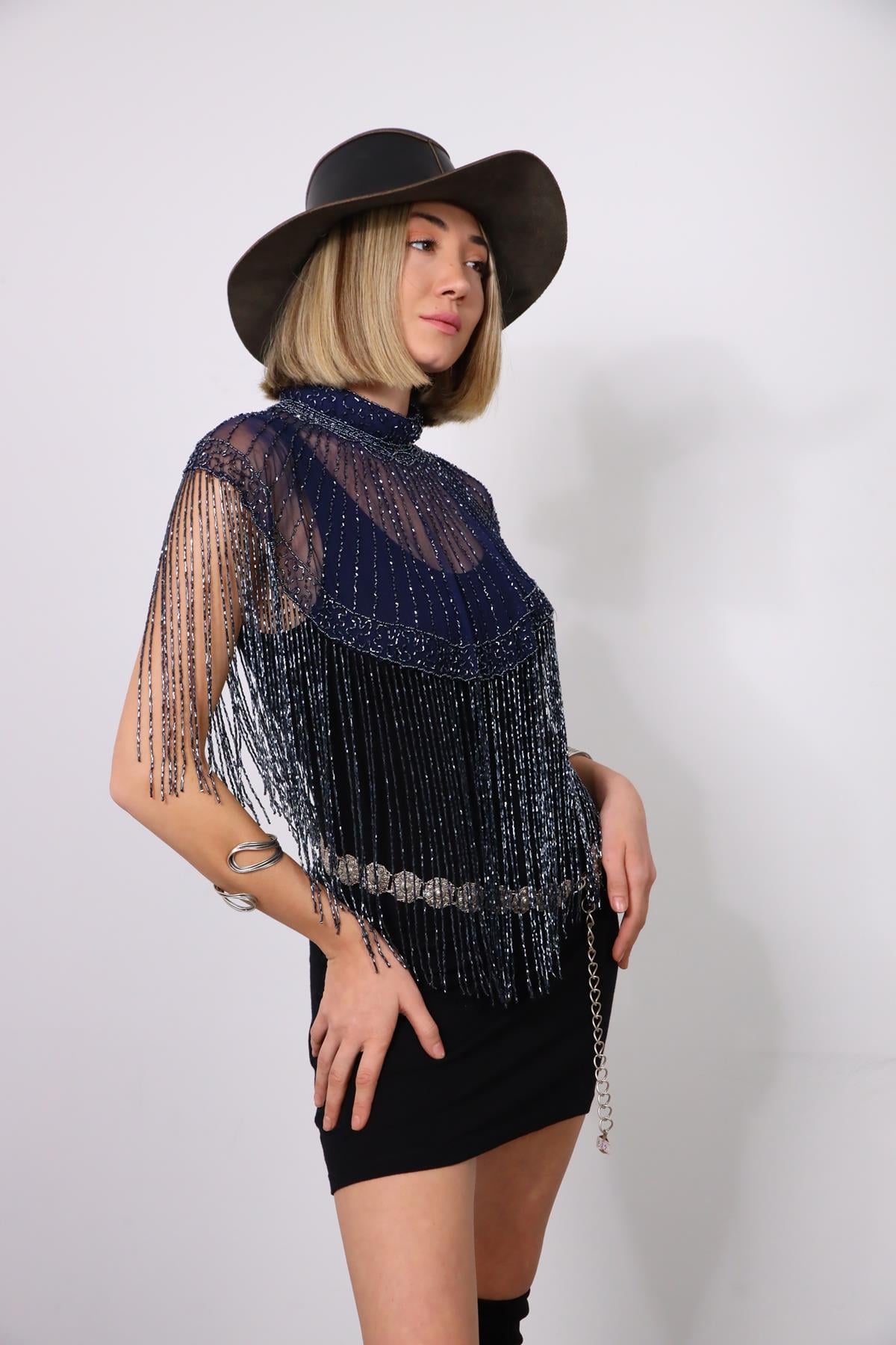 Lacivert Boncuk İşlemeli Tasarım Pelerin Lacivert Boncuk İşlemeli Tasarım Pelerin