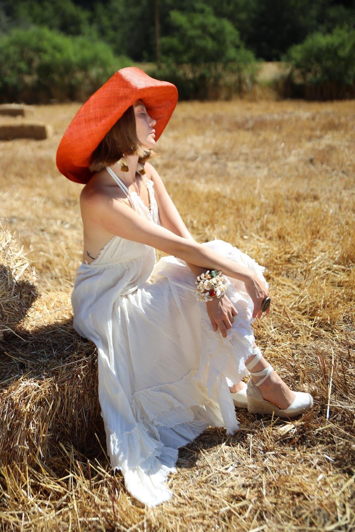  Ekru Kruvaze Yaka Sırtı Açık İp Askılı Elbise