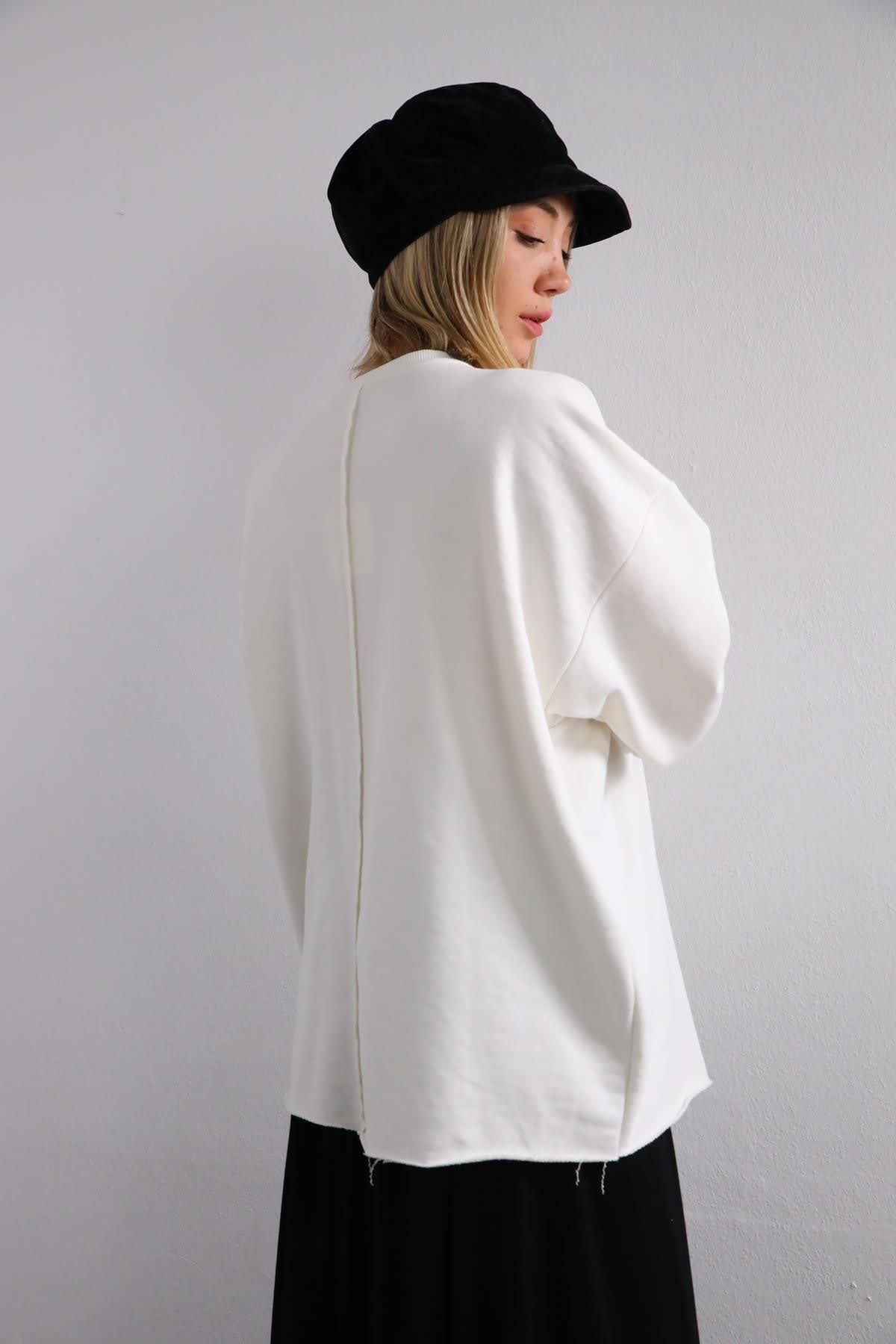 Beyaz Önü Dikişli Sweat