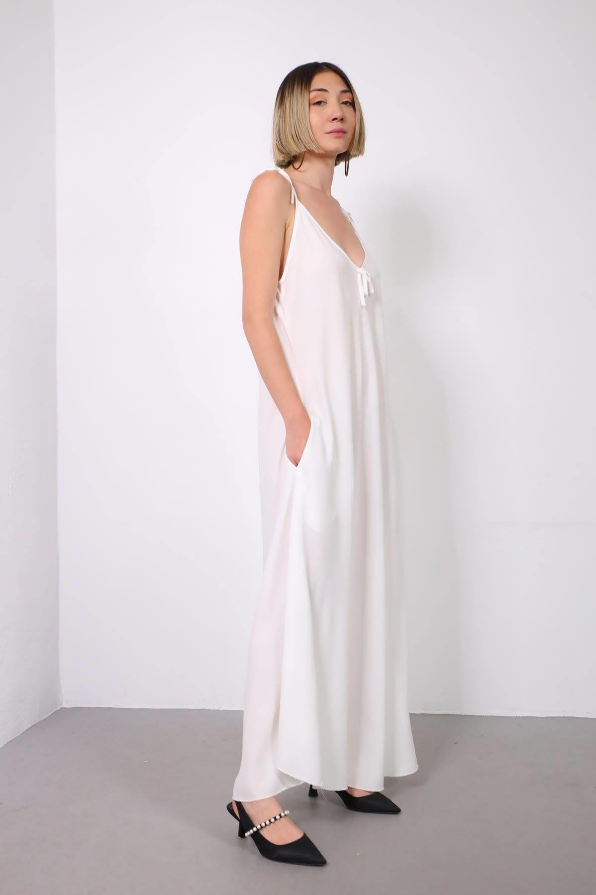 Beyaz Fiyonklu V Yaka İp Askılı Elbise - Şaman Butik Beyaz Fiyonklu V Yaka İp Askılı Elbise