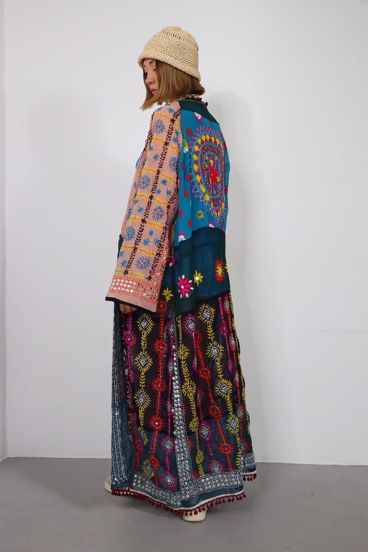 Renkli Pul İşlemeli Kenarları Ponponlu Bohem Kaftan - Şaman Butik Renkli Pul İşlemeli Kenarları Ponponlu Bohem Kaftan