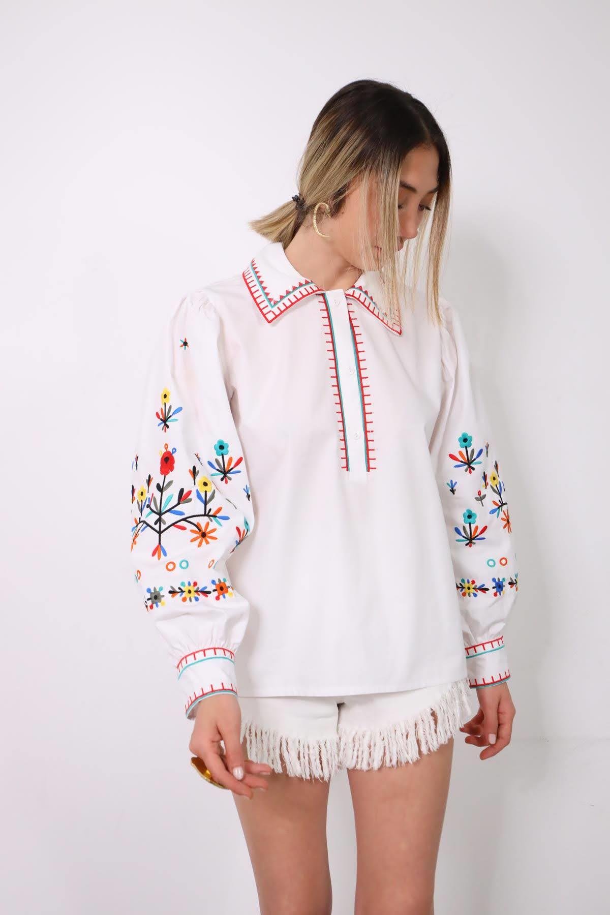  Beyaz Geniş Yakalı Renkli Nakışlı Yarım Düğmeli Gömlek