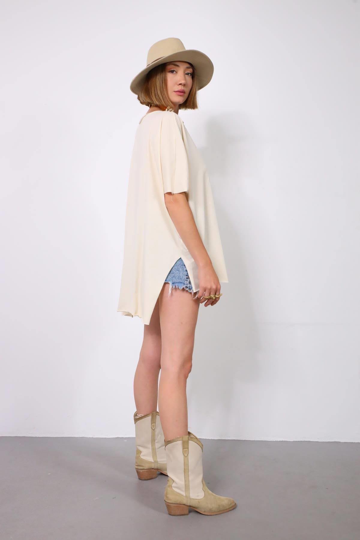  Fildişi V Yaka Arkası Uzun Salaş Tişört