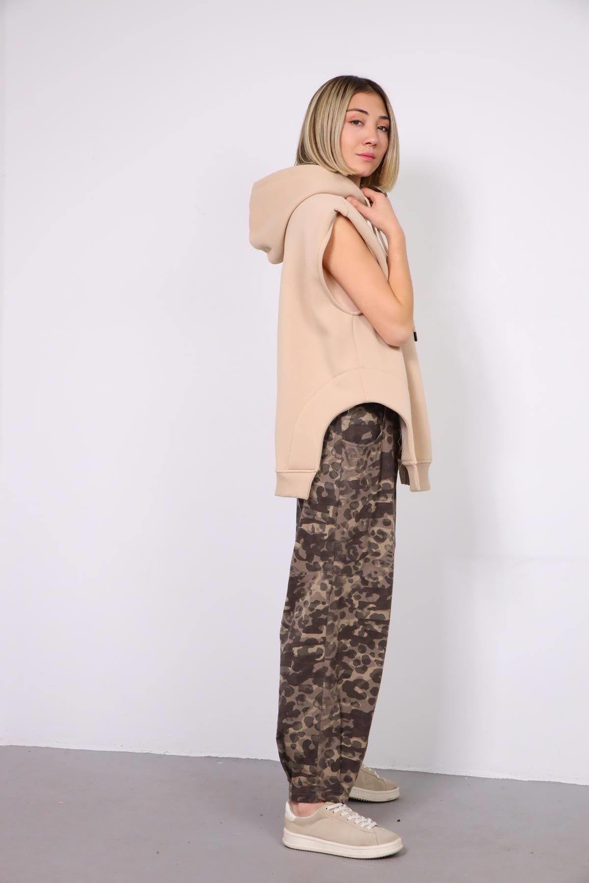  Krem Kapüşonlu Asimetrik Yırtmaçlı Kolsuz Sweat