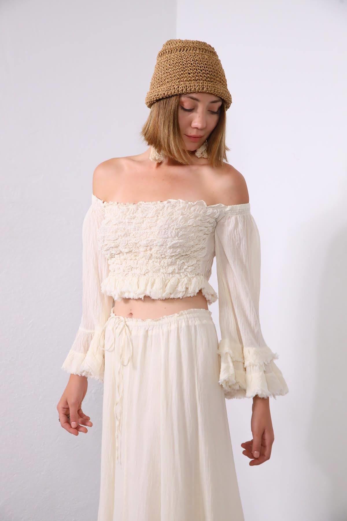 Ekru Madonna Yaka Volanlı Truvakar Kol Crop Bluz - Şaman Butik Ekru Madonna Yaka Volanlı Truvakar Kol Crop Bluz
