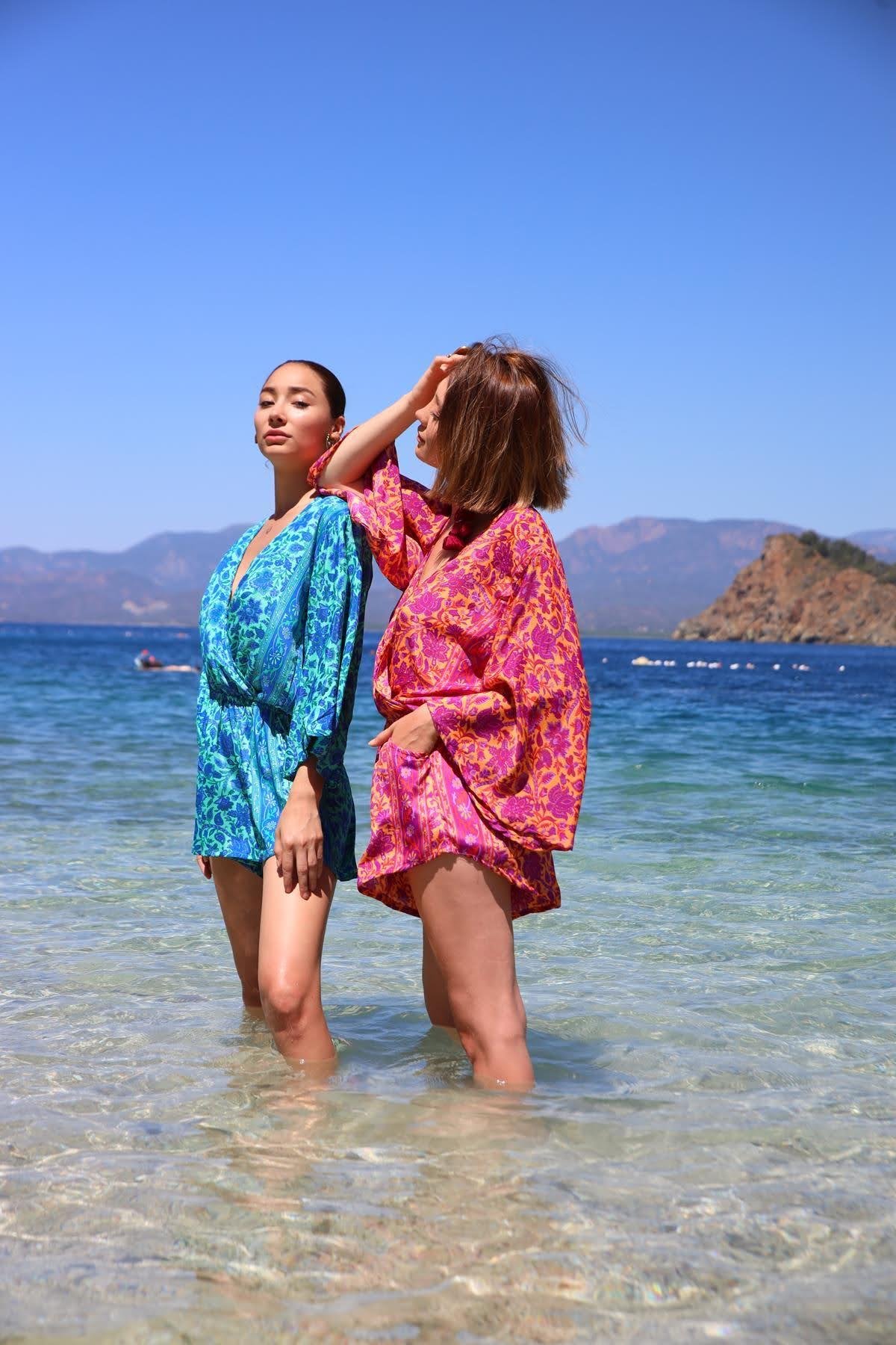 Mavi Kruvaze Yaka Beli Lastikli Kısa İpek Tulum - ŞAman Butik Mavi Kruvaze Yaka Beli Lastikli Kısa İpek Tulum