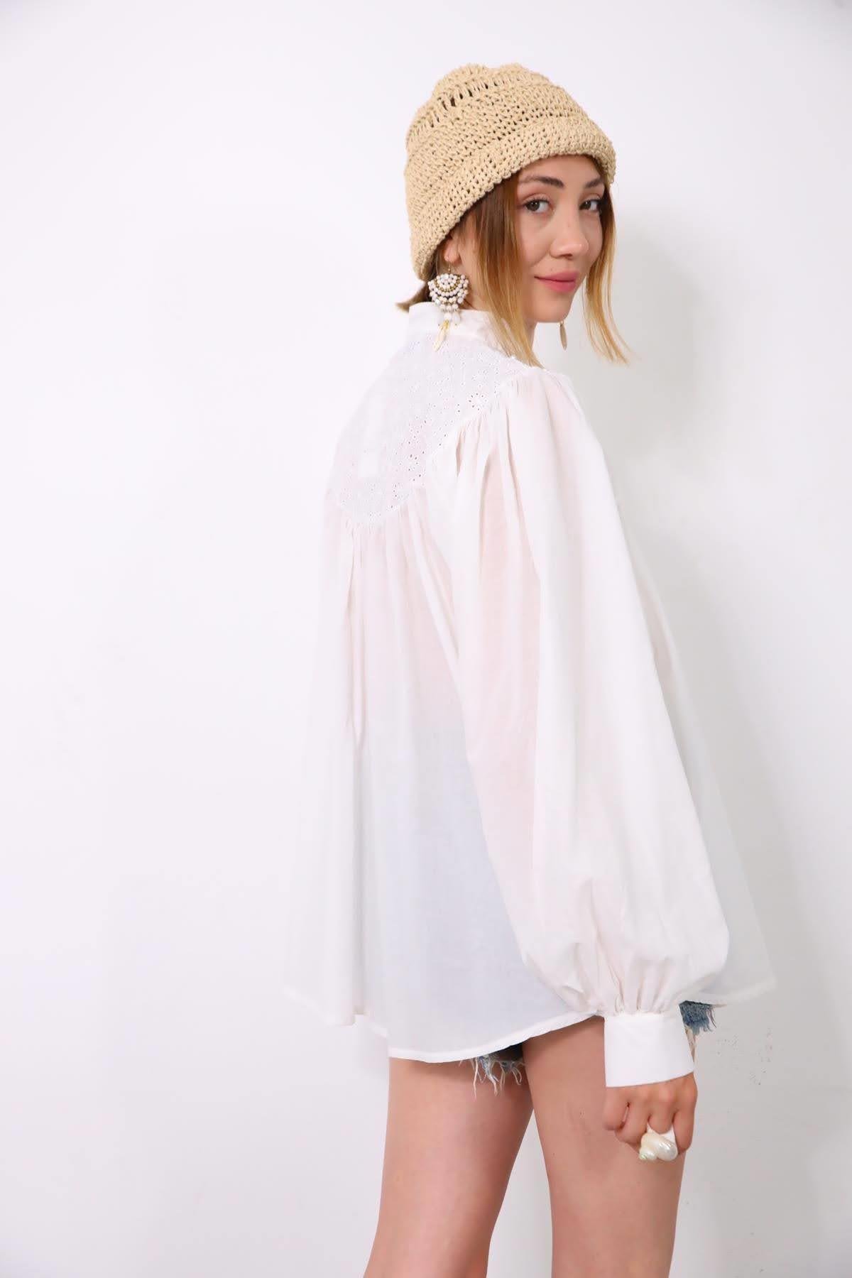  Beyaz Hakim Yaka İnci ve Fisto Detaylı Salaş Gömlek