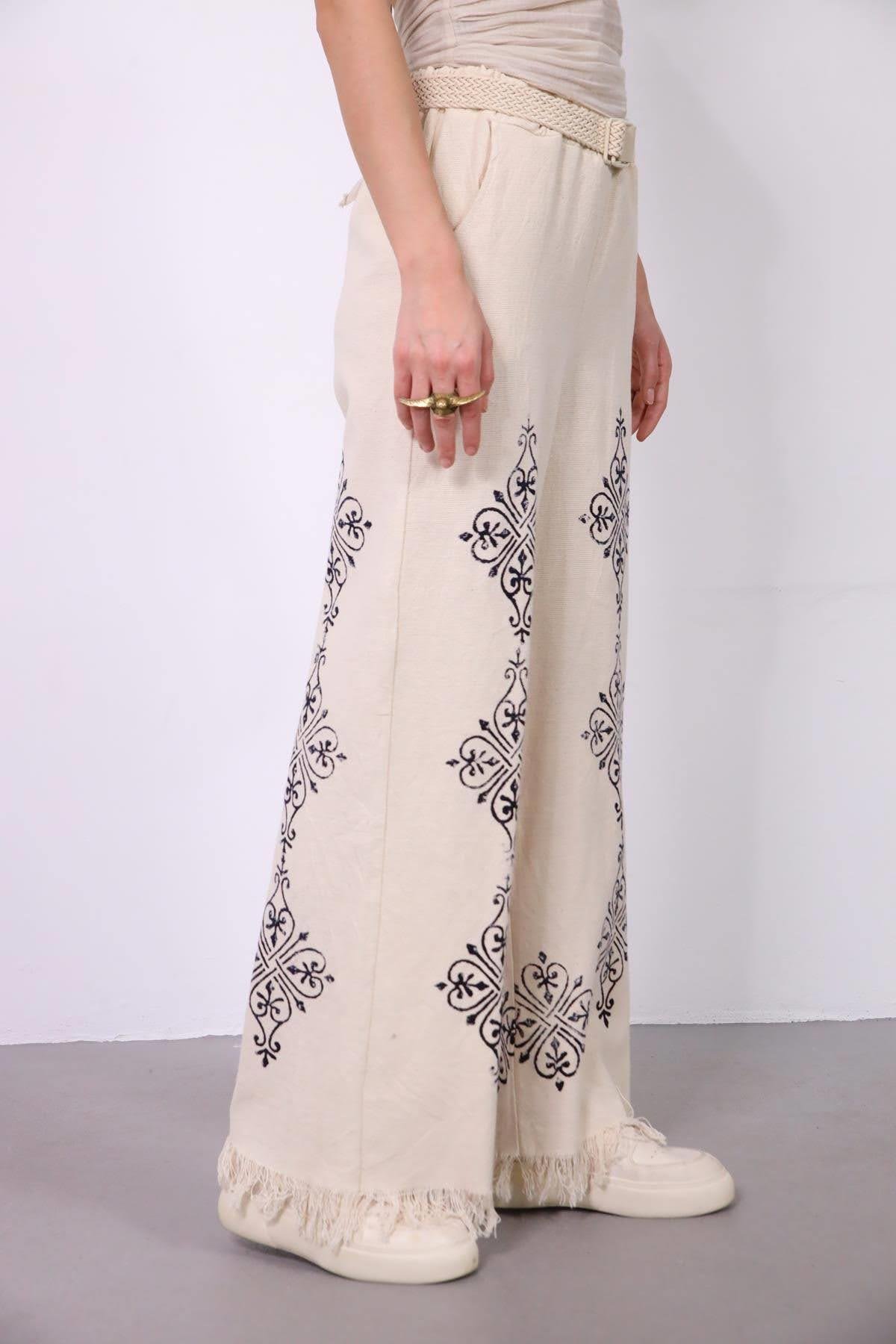 Krem Rengi Paçası Püsküllü Otantik Desenli Pantolon - Şaman Butik Krem Rengi Paçası Püsküllü Otantik Desenli Pantolon