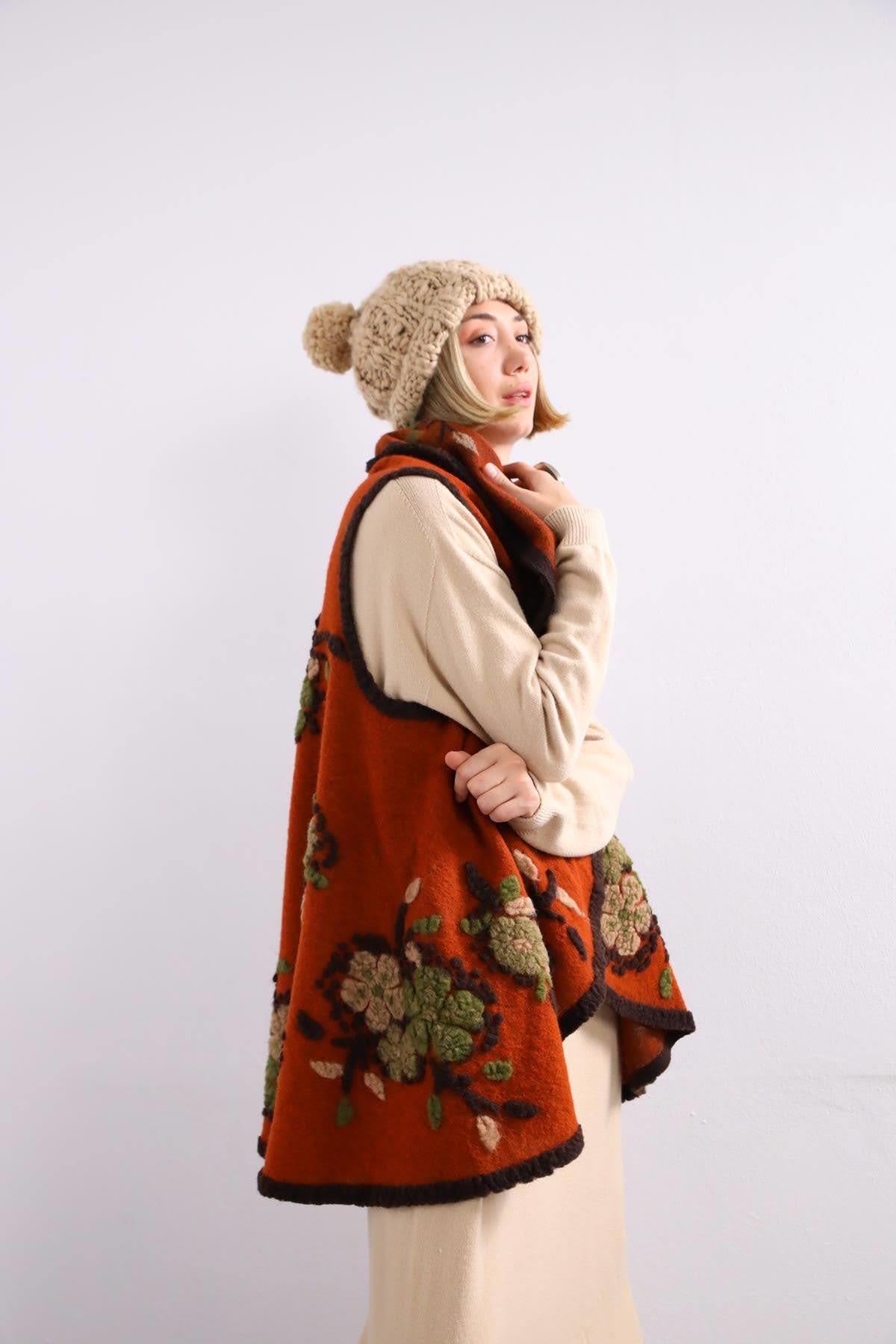  Kiremit Rengi Çiçek Desenli Keçe Yelek