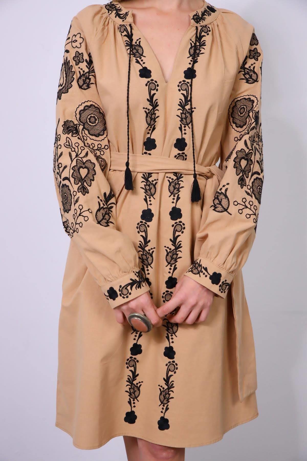 Pudra Rengi Önü ve Kolları İşlemeli Kuşaklı Elbise - Şaman Butik Pudra Rengi Önü ve Kolları İşlemeli Kuşaklı Elbise