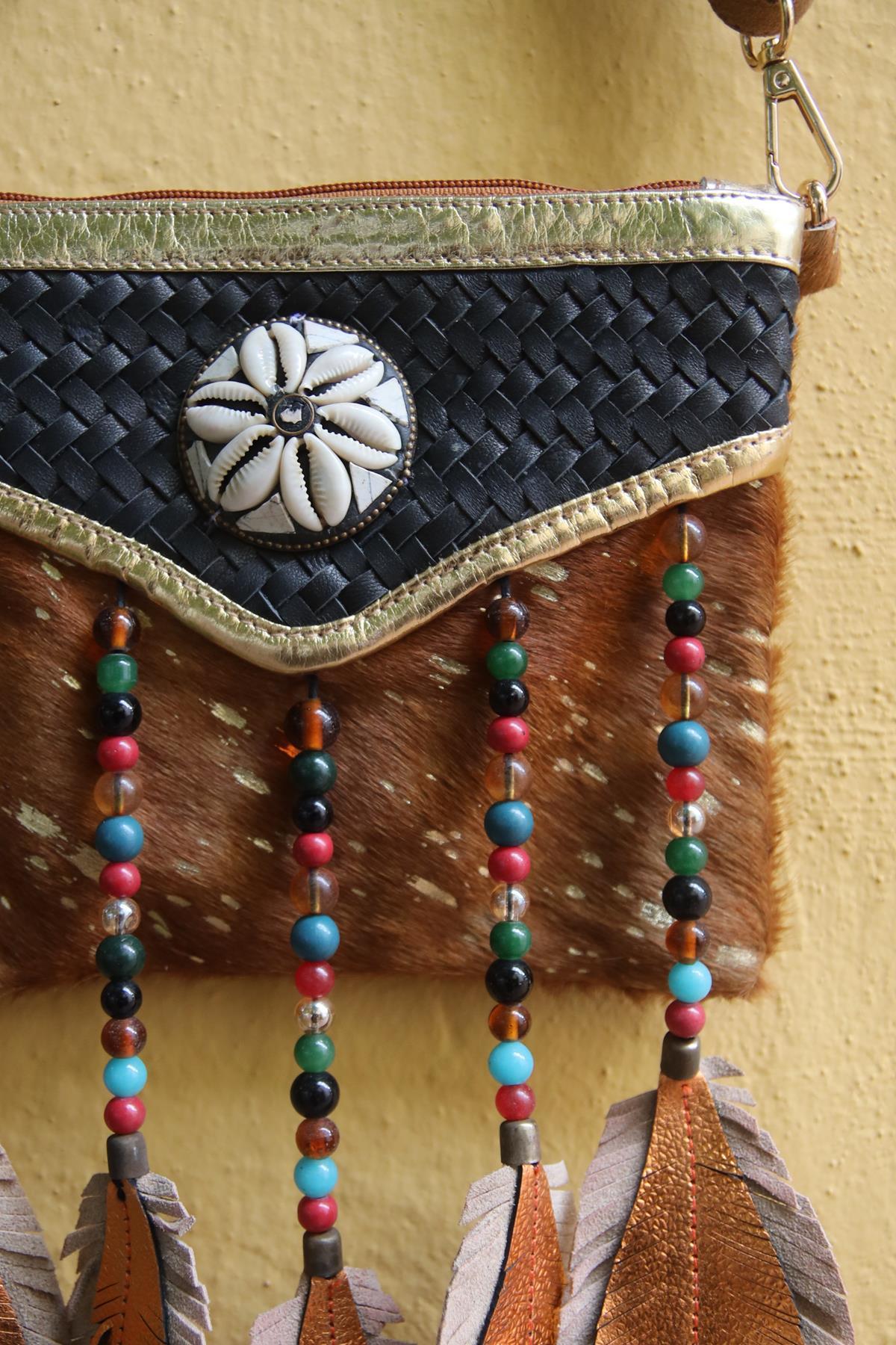 Camel Rengi Deniz Kabuklu Boncuk Püsküllü Tay Tüyü Tasarım Çanta