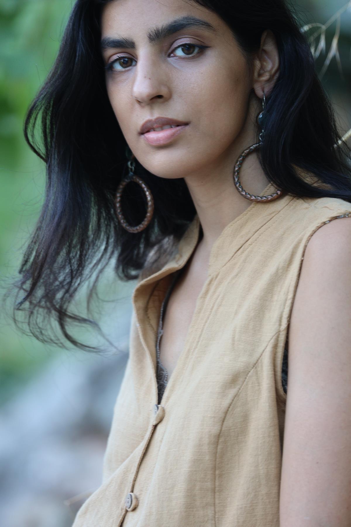 Camel Rengi Dikişli Keten Yelek