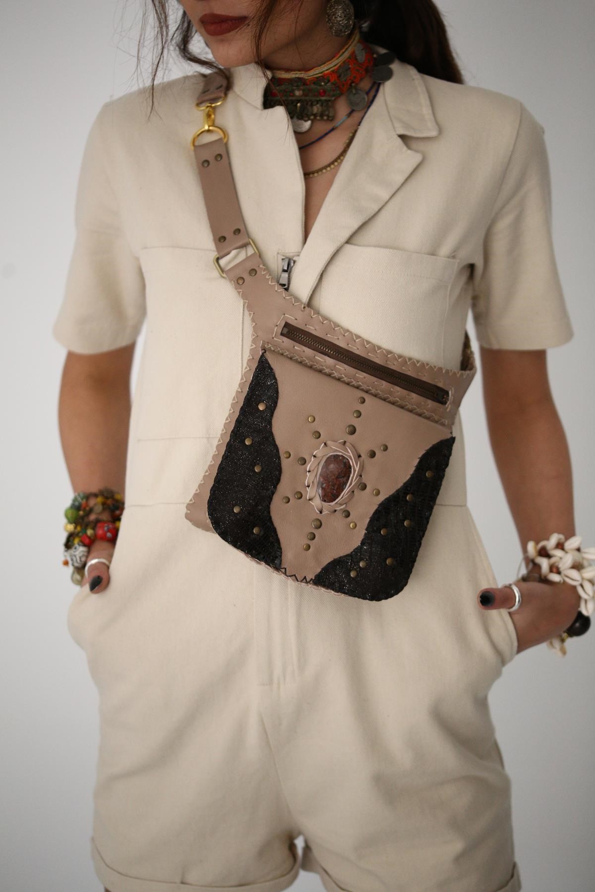  Bej Doğal Taş Detaylı Püsküllü Deri Bel Çantası