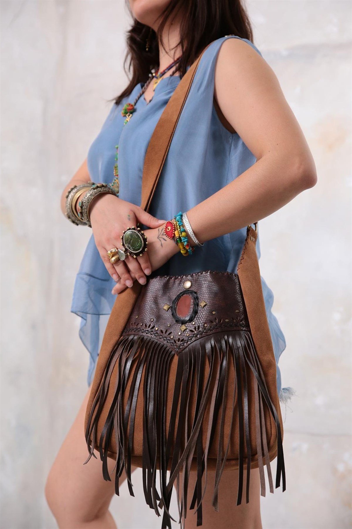  Kahverengi Doğal Taş Detaylı Püsküllü Deri Çanta