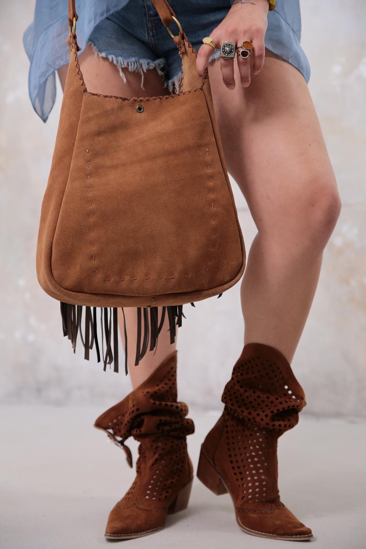  Kahverengi Doğal Taş Detaylı Püsküllü Deri Çanta