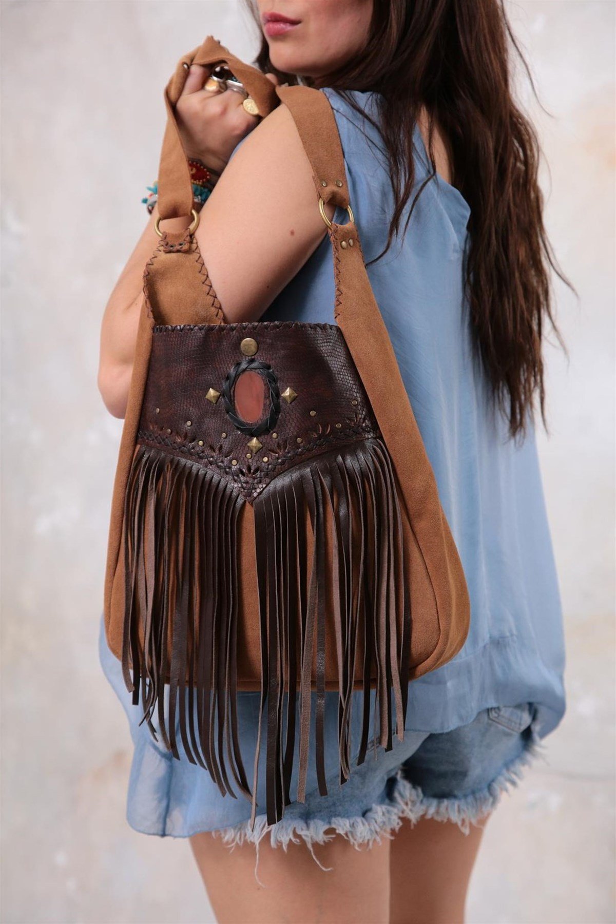  Kahverengi Doğal Taş Detaylı Püsküllü Deri Çanta