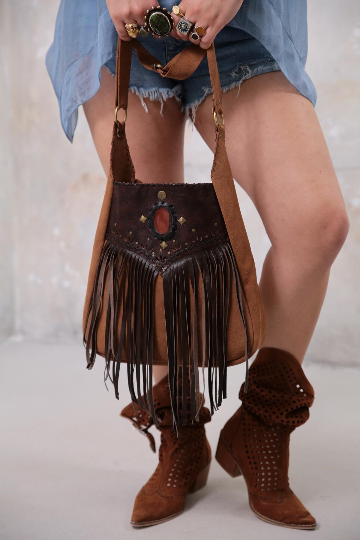  Kahverengi Doğal Taş Detaylı Püsküllü Deri Çanta