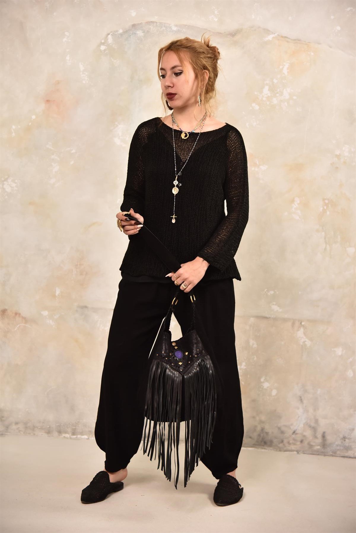  Siyah Doğal Taş Detaylı Püsküllü Deri Çanta