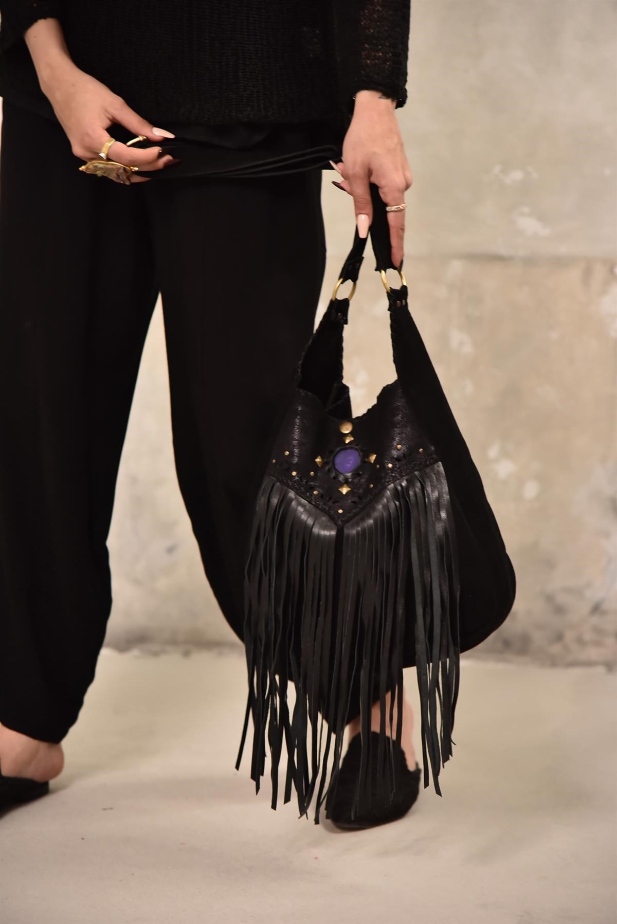  Siyah Doğal Taş Detaylı Püsküllü Deri Çanta