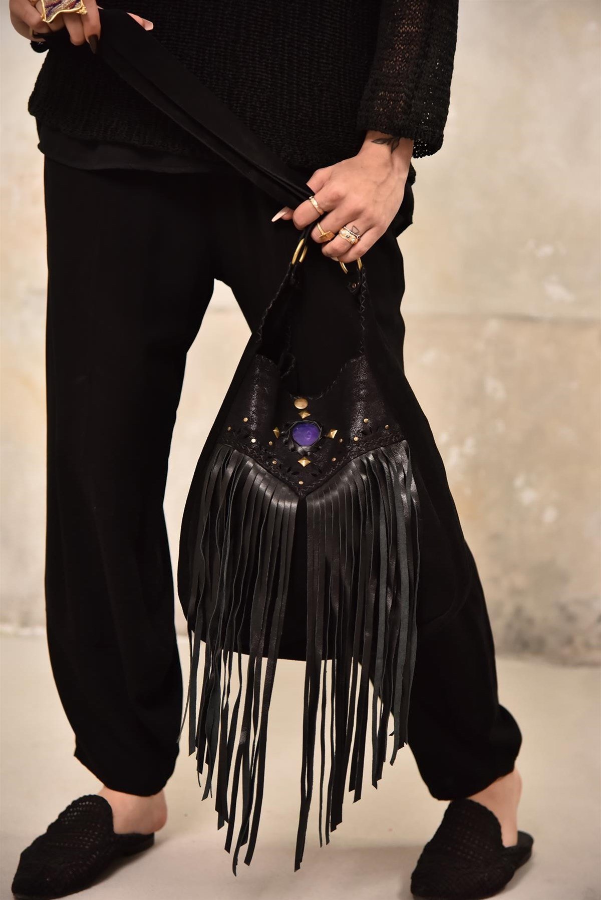  Siyah Doğal Taş Detaylı Püsküllü Deri Çanta