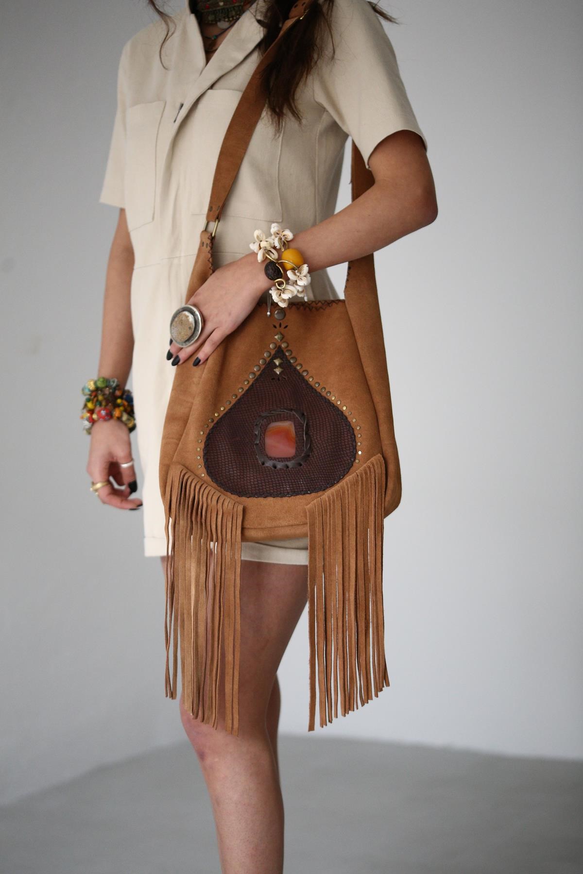  Taba Rengi Doğal Taş Detaylı Püsküllü Deri Çanta