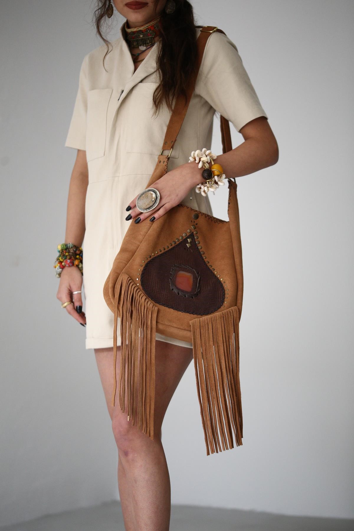  Taba Rengi Doğal Taş Detaylı Püsküllü Deri Çanta