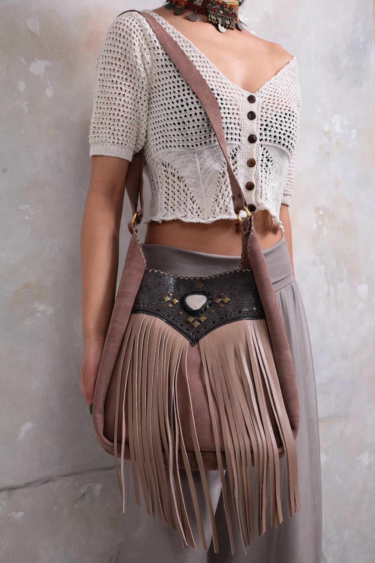  Vizon Doğal Taş Detaylı Püsküllü Deri Çanta