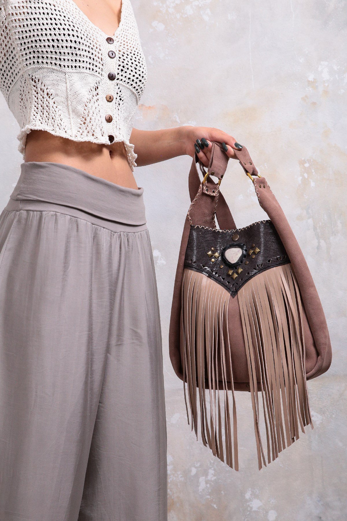  Vizon Doğal Taş Detaylı Püsküllü Deri Çanta