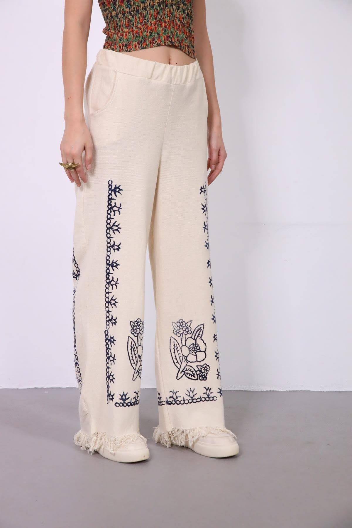 Krem Rengi Paçası Püsküllü Otantik Desenli Pantolon - Şaman Butik Krem Rengi Paçası Püsküllü Otantik Desenli Pantolon