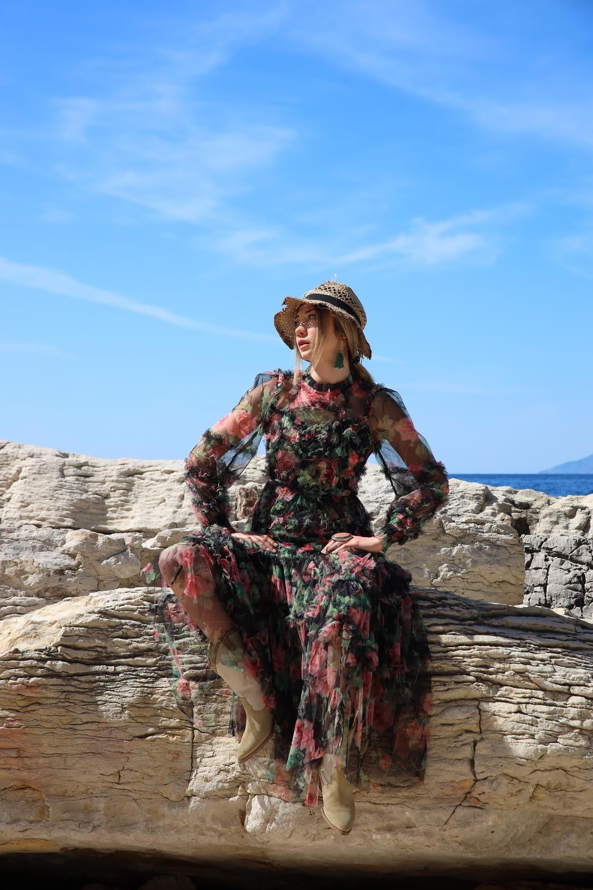 Siyah Gül Desenli Fırfırlı Şifon Elbise - Şaman Butik Siyah Gül Desenli Fırfırlı Şifon Elbise