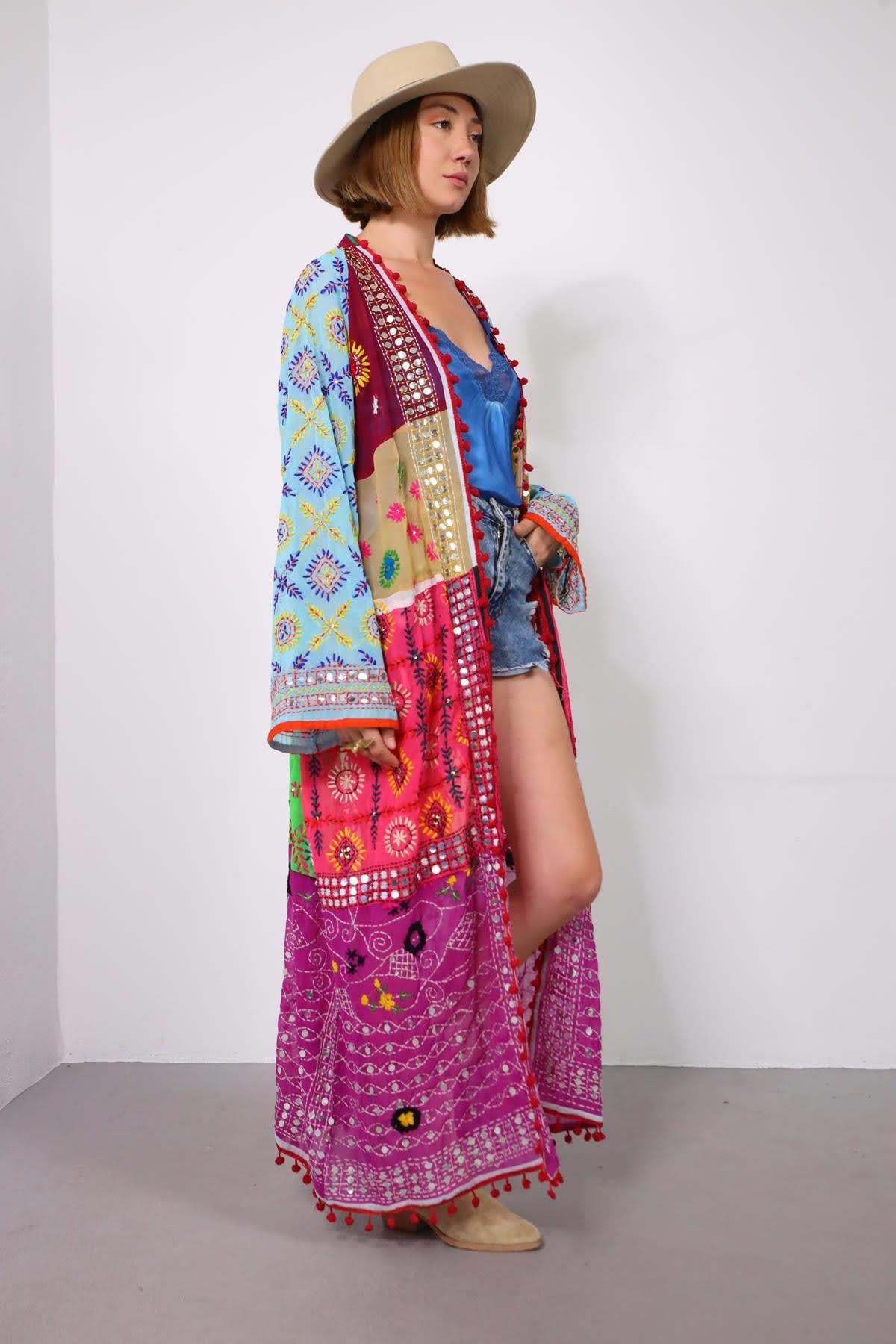 Renkli Pul İşlemeli Kenarları Ponponlu Bohem Kaftan - Şaman Butik Renkli Pul İşlemeli Kenarları Ponponlu Bohem Kaftan
