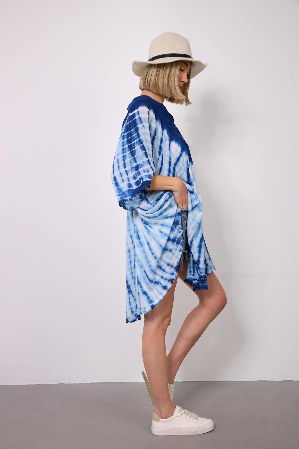 Mavi V Yaka İşleme Detaylı Batikli Elbise - Şaman Butik - Bohem Giyim ve Aksesuar | Kadın & Erkek Mavi V Yaka İşleme Detaylı Batikli Elbise