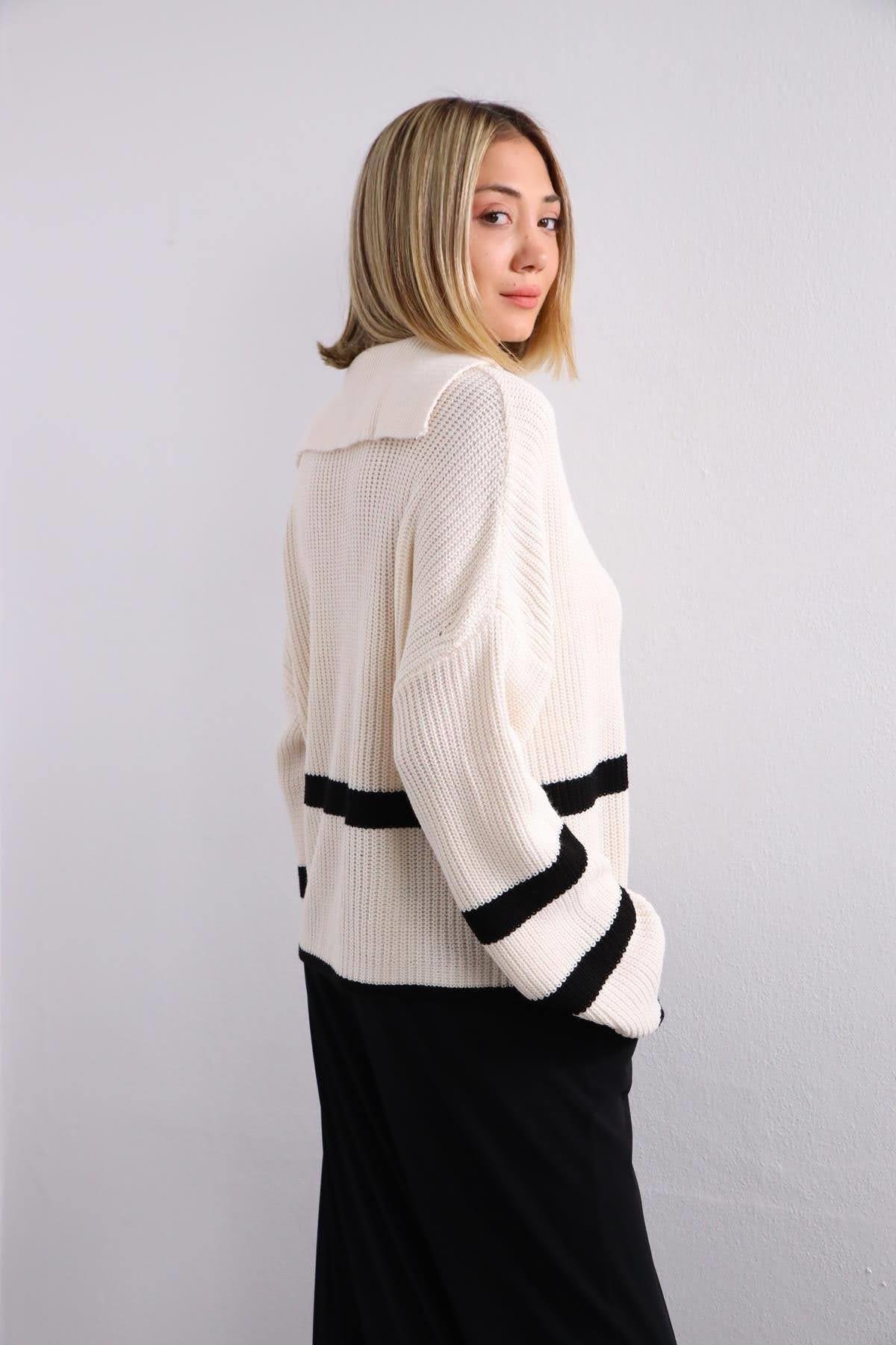  Krem Rengi Şerit Detaylı Yakalı Triko Kazak