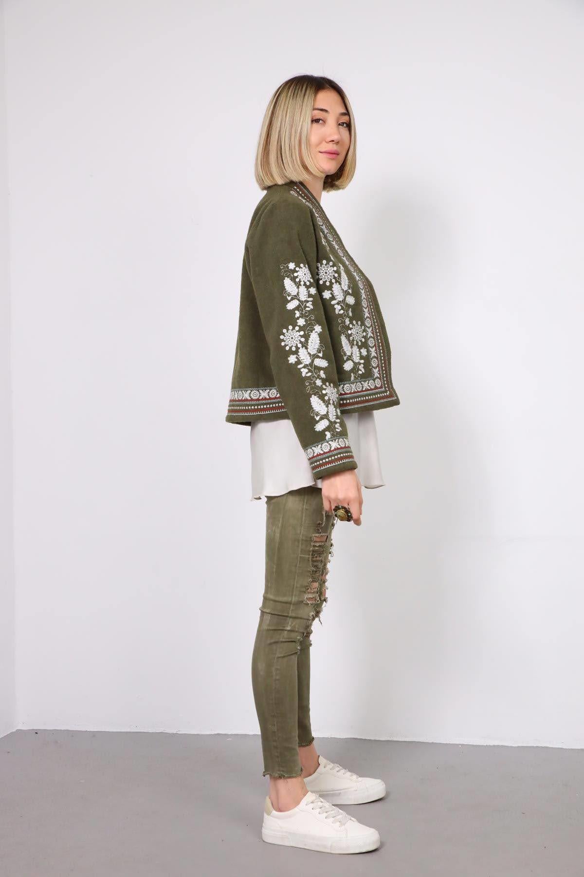  Haki Rengi İşlemeli Kısa Ceket