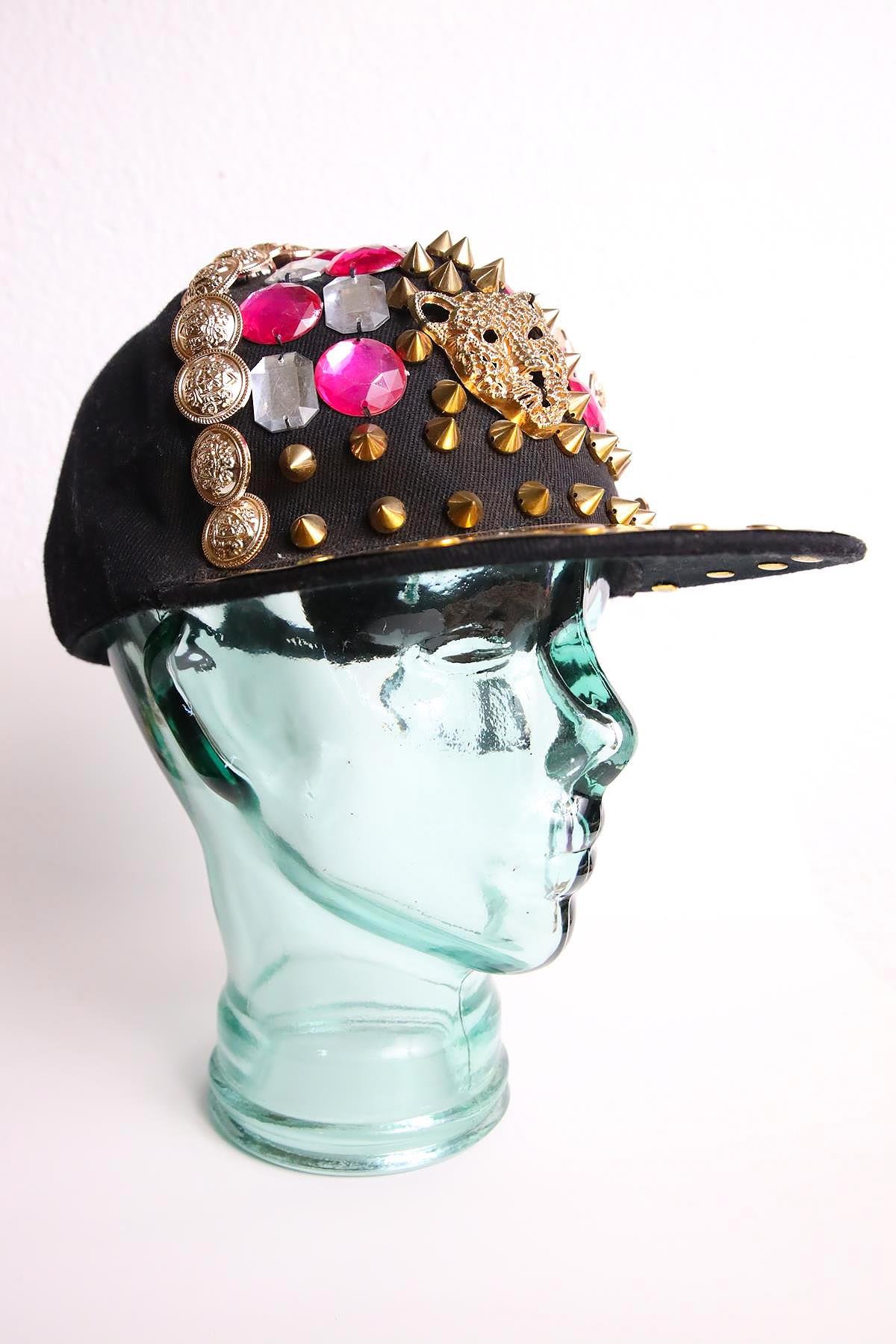  Siyah Düğme Detaylı Zımba Detaylı Şapka