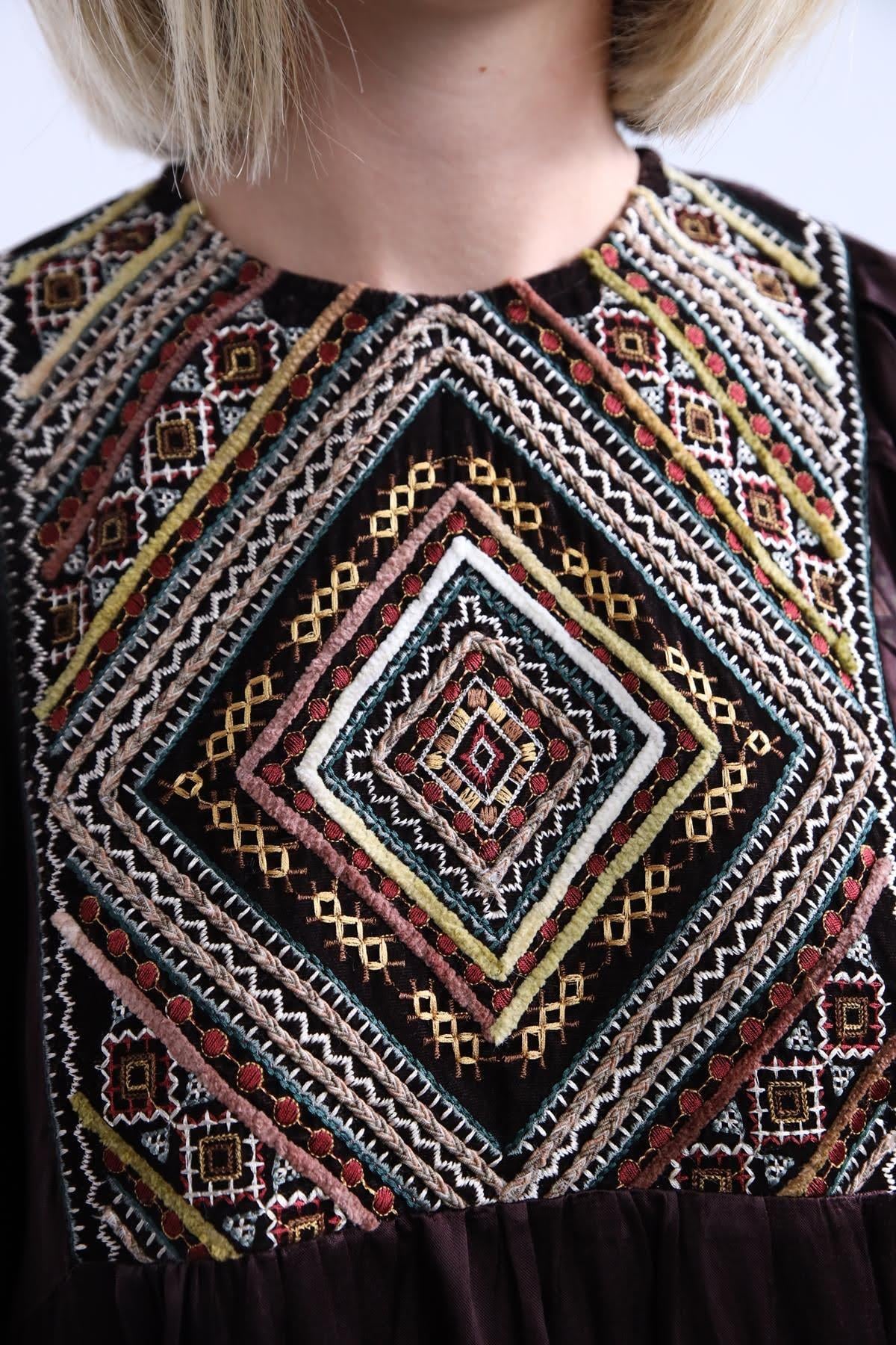  Kahverengi Etnik İşlemeli Saten Elbise