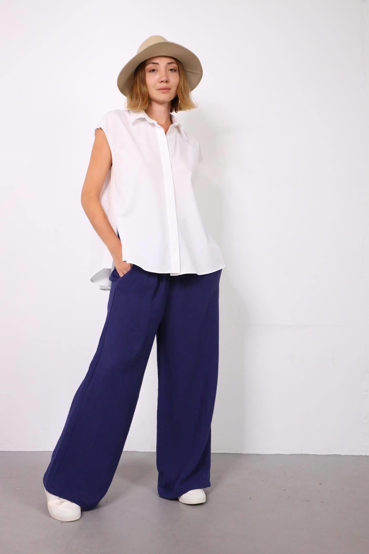  Beyaz Yanları Yırtmaçlı Kolsuz Gömlek