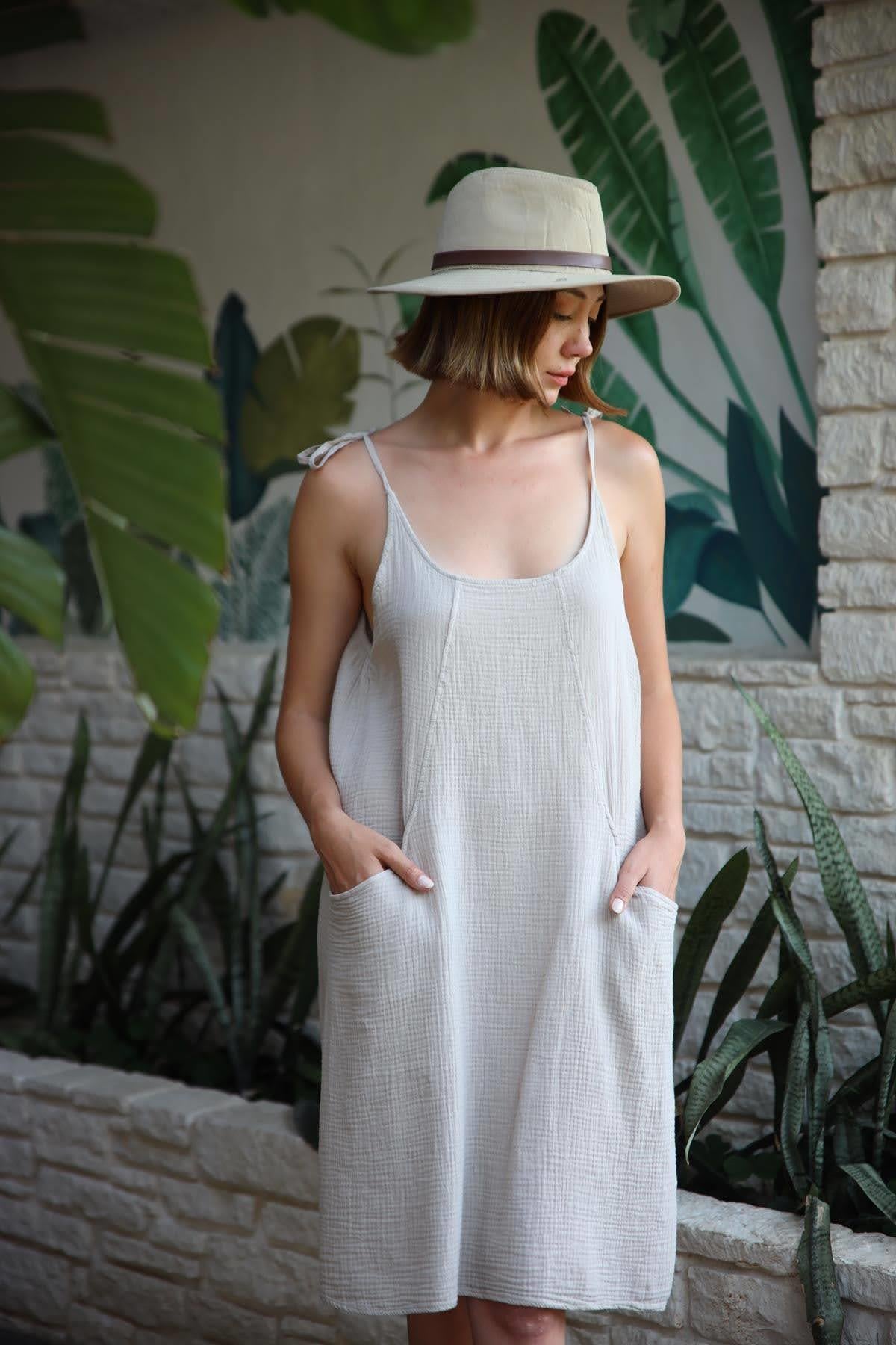 Krem Rengi Bağlamalı İp Askılı Cepli Müslin Elbise - Şaman Butik Krem Rengi Bağlamalı İp Askılı Cepli Müslin Elbise