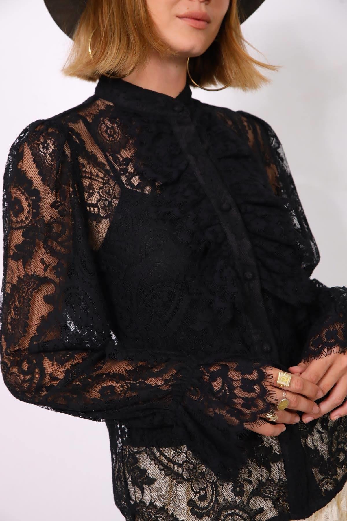  Siyah Kolları Büzgülü Volanlı Dantel Gömlek