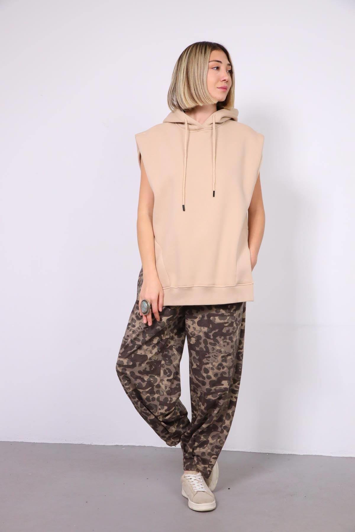  Krem Kapüşonlu Asimetrik Yırtmaçlı Kolsuz Sweat