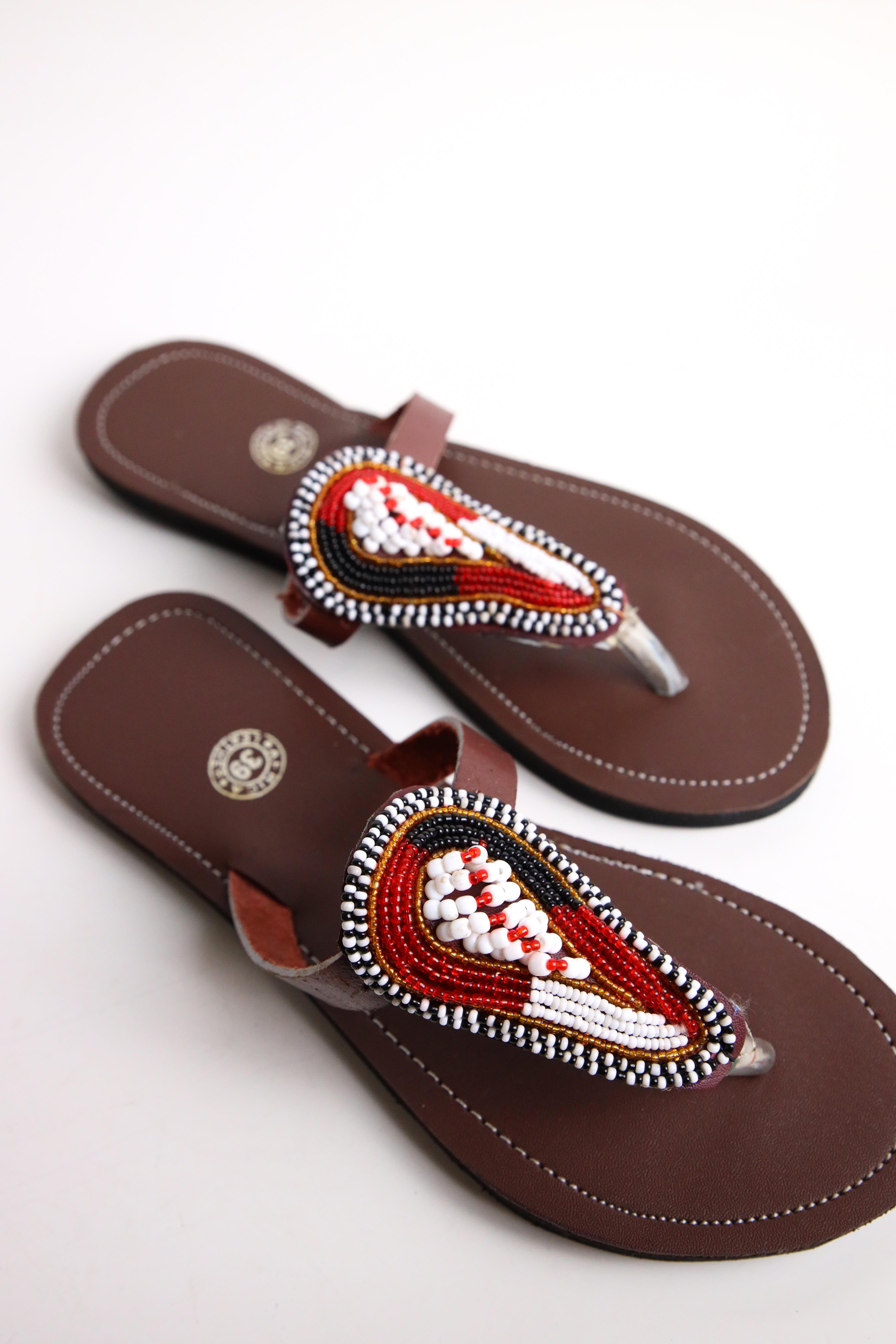 Kahverengi Boncuk İşlemeli Parmak Arası Terlik - Şaman Butik Kahverengi Boncuk İşlemeli Parmak Arası Terlik