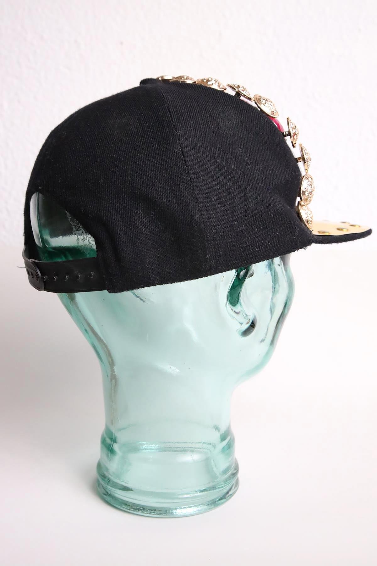  Siyah Düğme Detaylı Zımba Detaylı Şapka