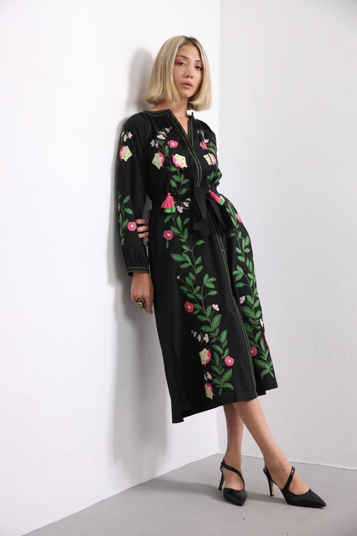 Siyah Çiçek İşlemeli Yanları Yırtmaçlı Elbise - Şaman Butik Siyah Çiçek İşlemeli Yanları Yırtmaçlı Elbise