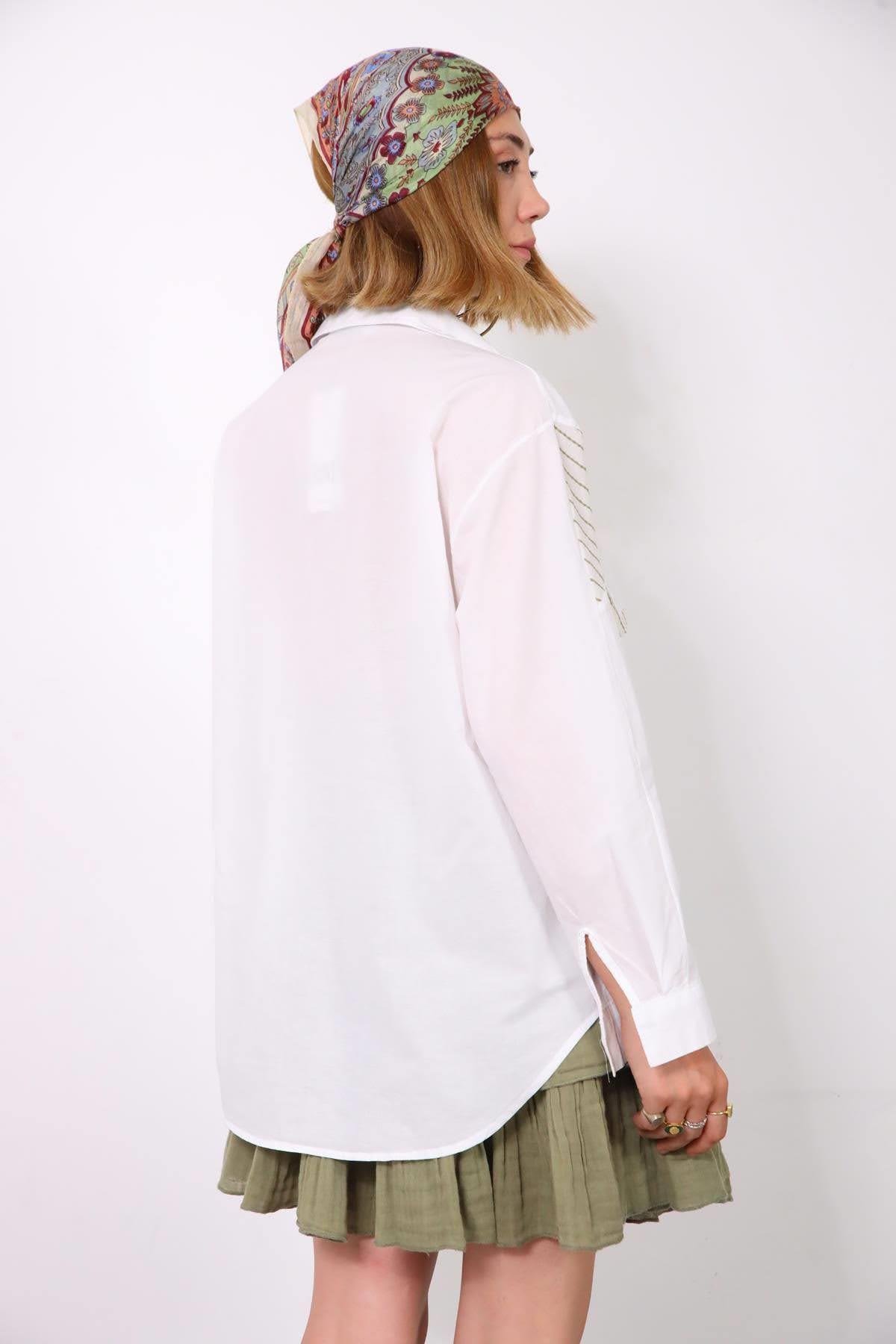  Beyaz Garni Detaylı Sahte Cep Kapaklı Gömlek