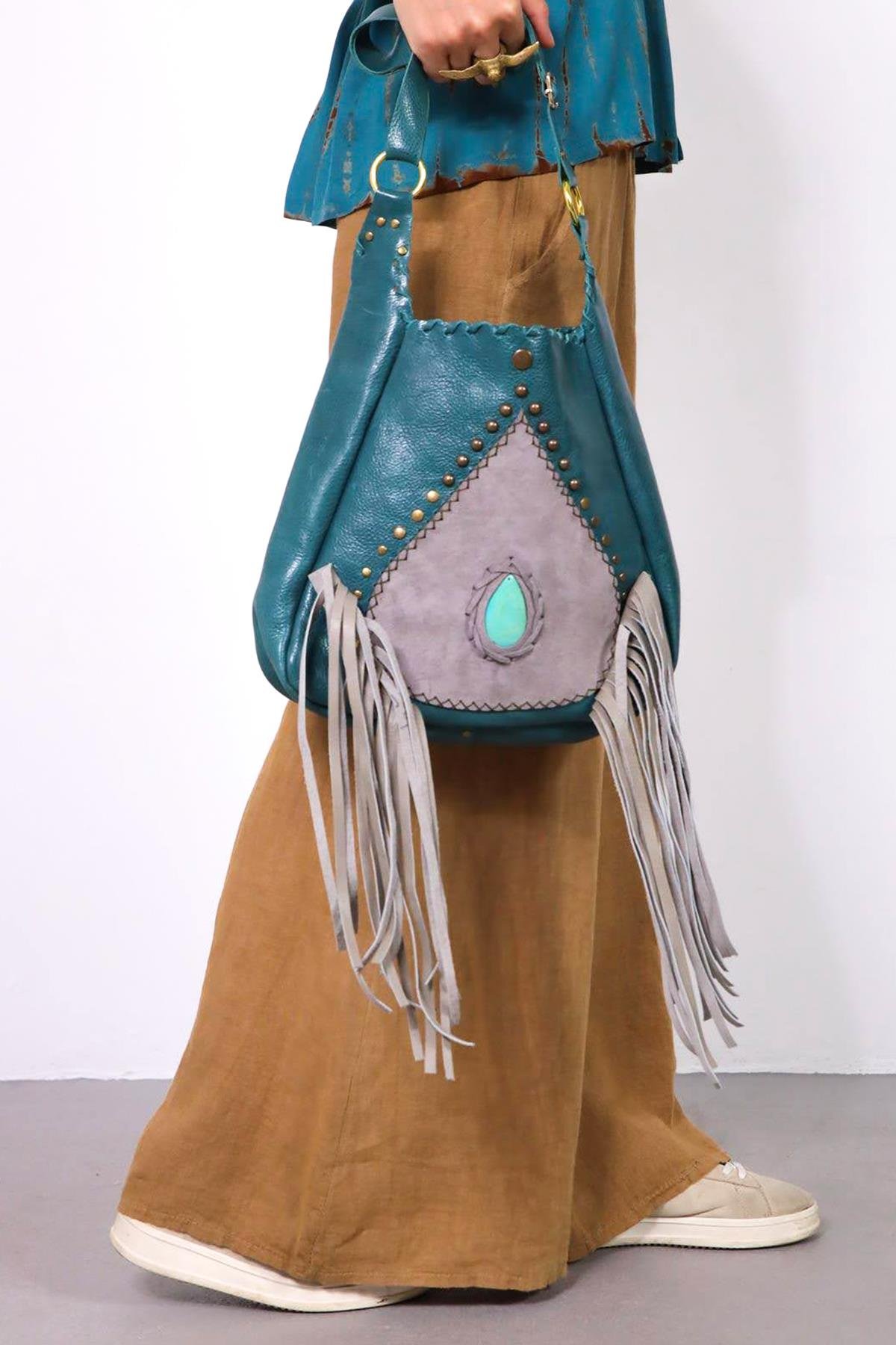  Petrol Mavisi Desenli Doğal Taş Detaylı Püsküllü Deri Çanta