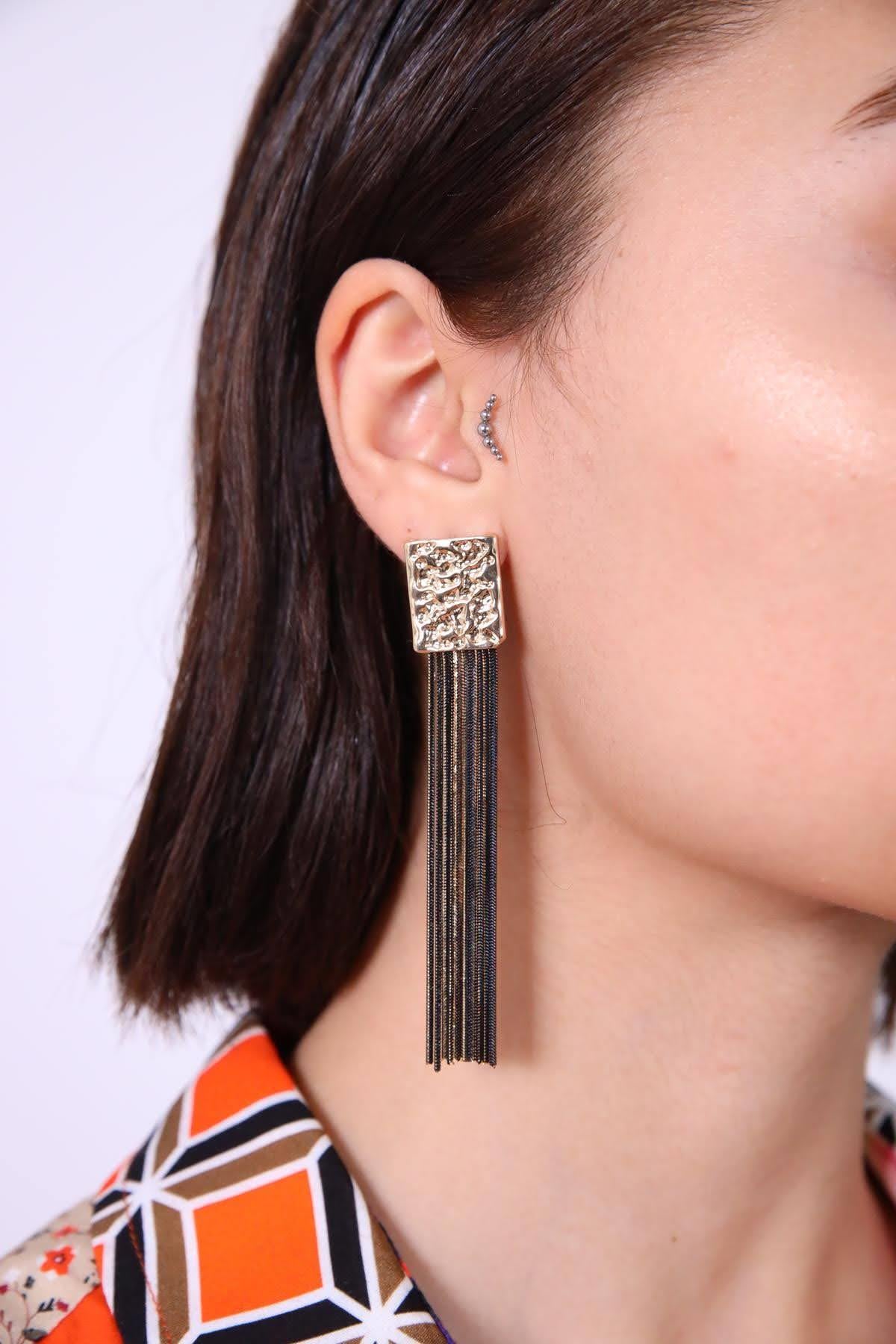  Gold Detaylı Püsküllü Küpe